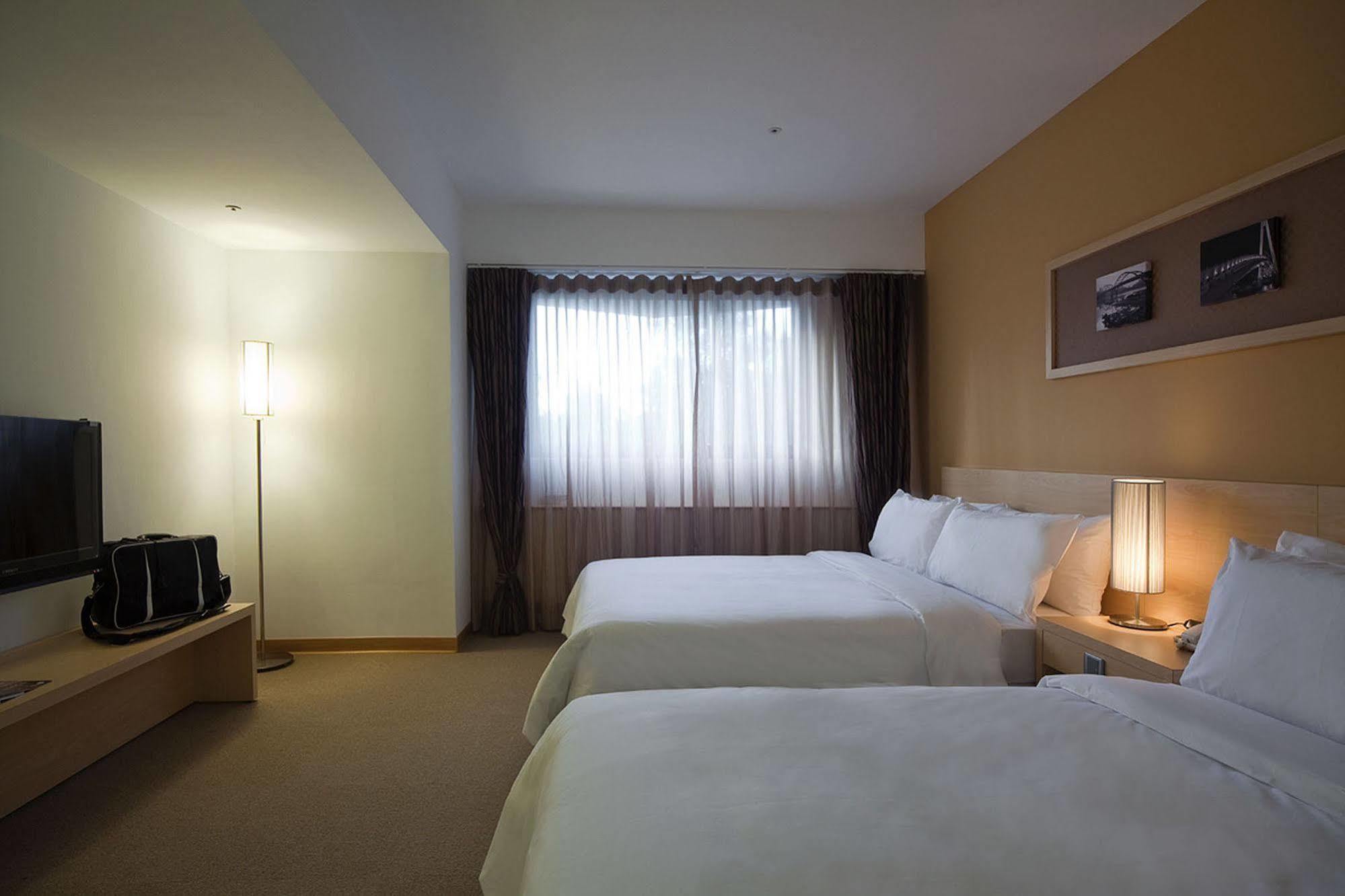 Asia Pacific Hotel Tamsui Exterior photo