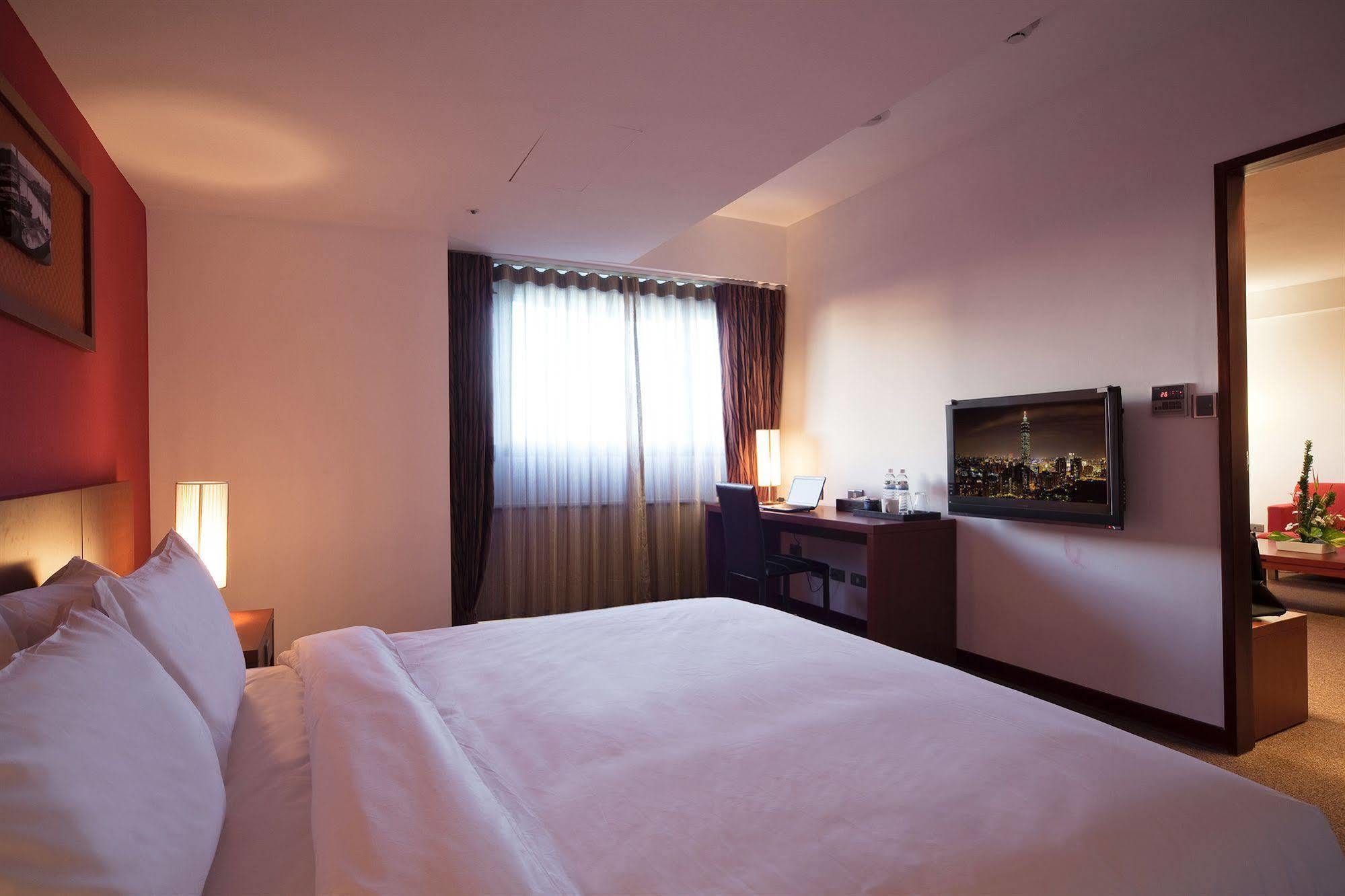 Asia Pacific Hotel Tamsui Exterior photo